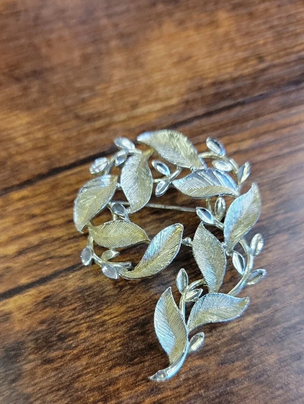 Vintage Lisner Leaf Brooch